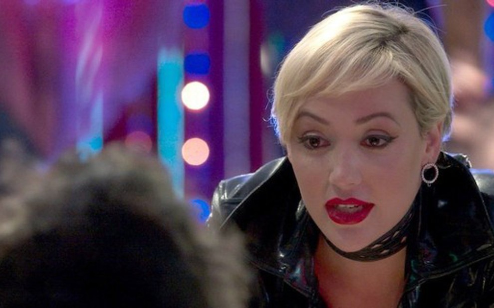 Luciana (Josie Pessoa) em cena no bordel da novela das nove da Globo; loira fará striptease - Reprodução/TV Globo