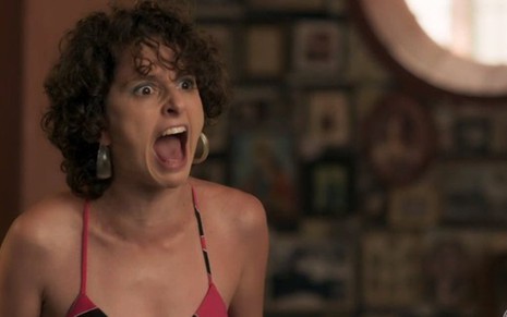 Stefânia (Carol Duarte) em cena de briga na novela das nove da Globo; papel da atriz não teve espaço  - Fotos: Reprodução/TV Globo
