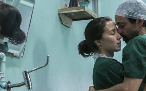Carolina (Marjorie Estiano) e Evandro (Julio Andrade) em cena do primeiro episódio da nova temporada - Fotos: Raquel Cunha/ TV Globo 