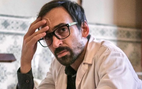 Julio Andrade interpreta o médico Evandro em Sob Pressão, da Globo; série estreia última temporada dia 2 - Raquel Cunha/TV Globo 