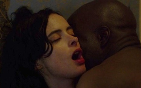 Os atores Krysten Ritter e Mike Colter em cena de sexo na série Jessica Jones, da Netflix - Reprodução/Netflix