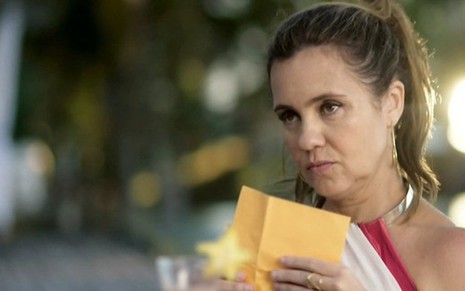 Laureta (Adriana Esteves) em cena de Segundo Sol; nova vilã é amoral e divertida - Reprodução/TV Globo
