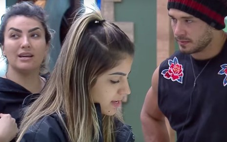 Imagem de Thayse Teixeira, Lucas Viana e Hari Almeida na cozinha da sede de A Fazenda 11