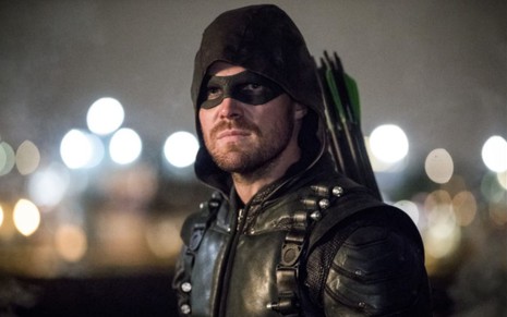 Stephen Amell em cena de Arrow (2012-2020)