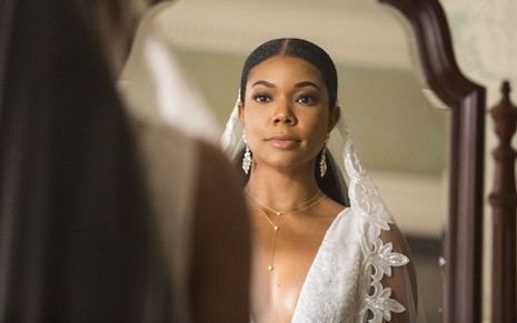 Vestida de noiva, Gabrielle Union se olha no espelho em cena de Being Mary Jane