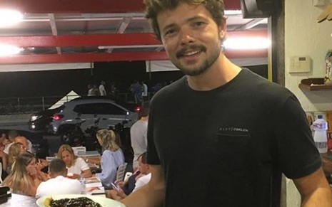 O ator Daniel Dalcin no restaurante de sua família em Cabo Frio, no Rio de Janeiro, em março deste ano