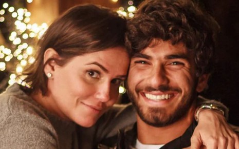 Deborah Secco abraça Hugo Moura em foto publicada nas redes sociais