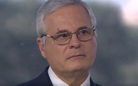 Imagem do âncora Fernando Parracho com lágrimas nos olhos no estúdio do Bom Dia Paraná, da RPC