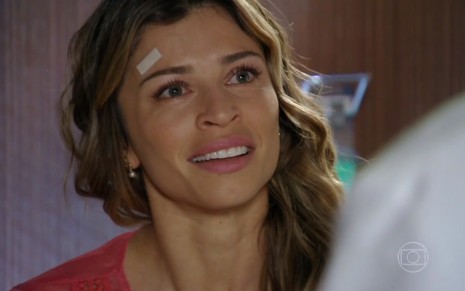A atriz Grazi Massafera, com um curativo na testa, em cena como Ester em Flor do Caribe
