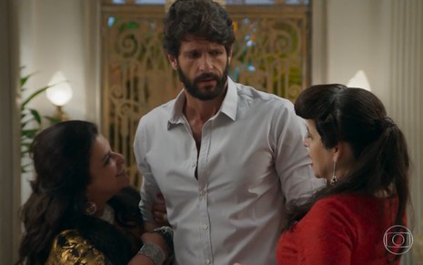 Grace Gianoukas, de dourado, grava ao lado de Guilherme Chelucci, de camisa branca, e Cristina Pereira, de vermelho como Teodora, Tarzan e Safira