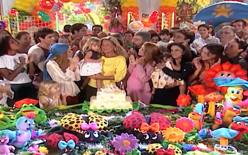 Elenco principal de Laços de Família reunido em festa de aniversário infantil no último capítulo, estão na imagem: Vera Fisher, Marieta Severo, Carolina Dieckmann, Deborah Secco, José Mayer e outros