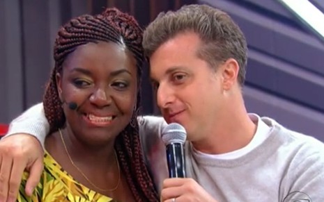 Vânia Ibraim de Oliveira abraçada com Luciano Huck no palco do Caldeirão, da Globo