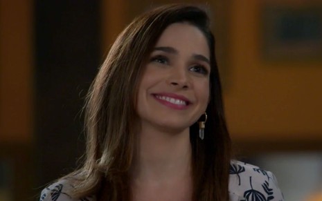 Sabrina Petraglia em cena de Salve-se Quem Puder; atriz está caracterizada como Micaela e sorri para alguém