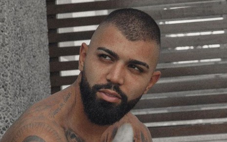 O jogador de futebol Gabigol olha sério em foto publicada no Instagram