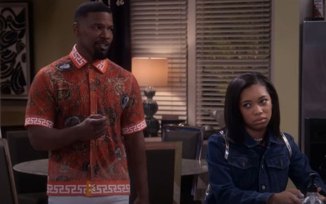Jamie Foxx e Kyla-Drew conversam em cena da série Pai e Outros Vexames