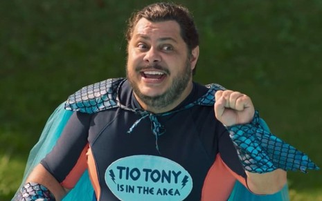 Marcus Majella estpa molhado e com traje de banho em cena do filme Um Tio Quase Perfeito 2 (2020)