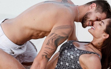 Imagem de Jonas Sulzbach e Mari Gonzales na praia