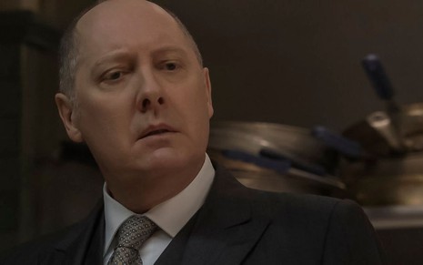James Spader com expressão de surpresa em cena de The Blacklist