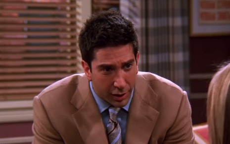 O ator David Scwimmer como o personagem Ross Geller de Friends