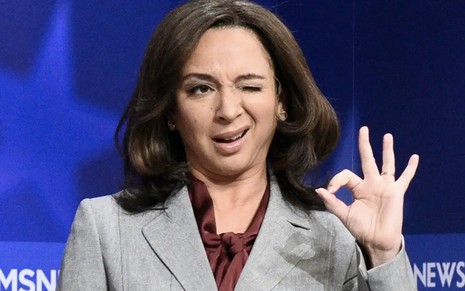 A atriz Maya Rudolph faz sinal de Ok com a mão direita caracterizada como a senadora Kamala Harris em esquete do Saturday Night live