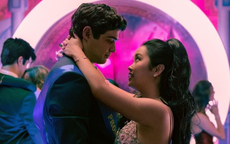 Noah Centineo e Lana Condor dançam em um baile em cena de Para Todos os Garotos - Agora e Para Sempre