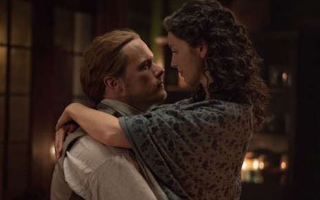 Sam Heughan e Caitriona Balfe se abraçam na quinta temporada de Outlander