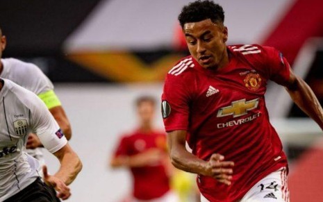 Imagem de Philipp Wiesinger e Jesse Lingard disputando bola durante o confronto entre Manchester United e Lask Linz
