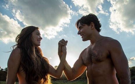Nus, Eva (Juliana Boller) e Adão (Carlo Porto) se dão as mãos em Gênesis