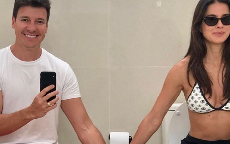 Imagem de Rodrigo Faro e Vera Viel sentados nos vasos sanitários do mesmo banheiro