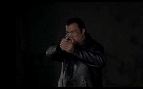 Steven Seagal como Matt Collin em cena do filme O Jogador