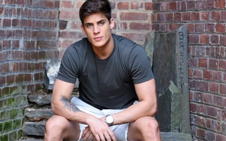 Tiago Ramos em foto publicada em seu Instagram em 25 de abril