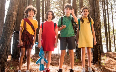 Cascão (Gabriel Moreira), Mônica (Giulia Benite), Cebolinha (Kevin Vechiatto) e Magali (Laura Rauseo) aparecem em uma mata