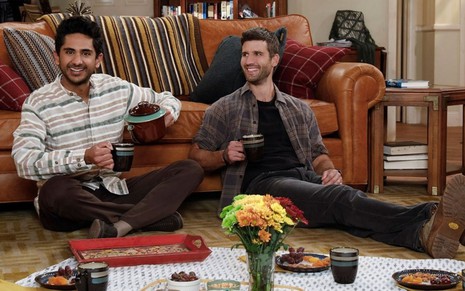 Adhir Kalyan e Parker Young em gravação da série United States of Al