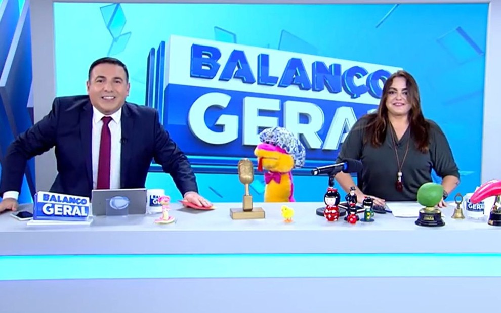Reinaldo Gottino, cobra Judite e Fabíola Reipert no quadro A Hora da Venenosa, da Record