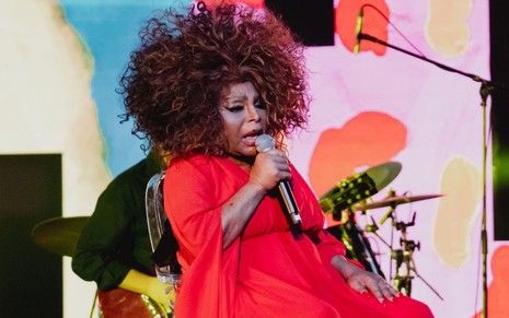 Imagem de Elza Soares durante apresentação musical no show 2022