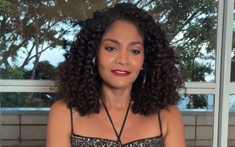 Barbara Reis está com os cabelos soltos e séria em entrevista por chamada de vídeo ao Conversa com Bial