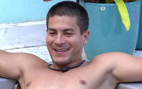 Arthur Aguiar sorridente na piscina do BBB 22, da Globo
