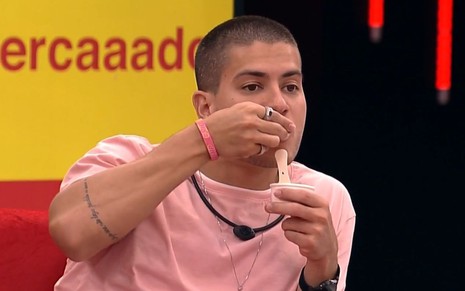 Imagem de Arthur Aguiar comendo durante as compras VIP do BBB 22