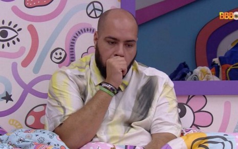 Tiago Abravanel chupa dedo olhando para baixo no quarto Lollipop