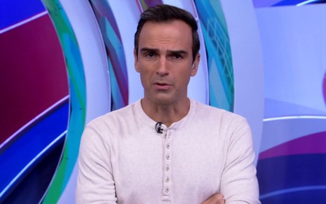 Tadeu Schmidt usa camiseta branca enquanto conduz o Jogo da Discórdia desta segunda-feira (28)