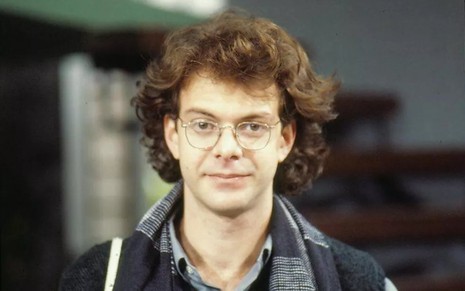 O ator Felipe Pinheiro (1960-1993) posa para câmera em foto de divulgação de Bebê a Bordo (1988)