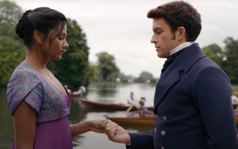 Charithra Chandran e Jonathan Bailey em cena de Bridgerton, série da Netflix