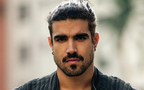 Caio Castro posa para a foto usando bigode