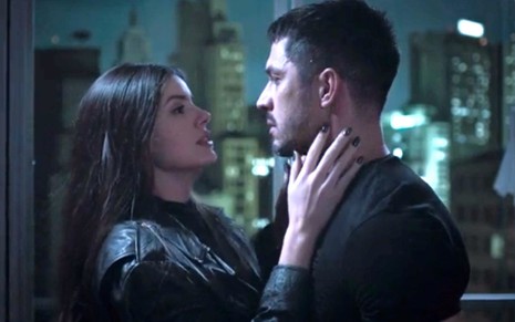 Angel (Camila Queiroz) olha com carinho para Cristiano (Romulo Estrela) em cena da novela Verdades Secretas 2