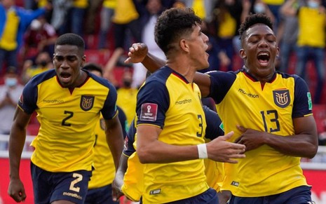 Felix Torres (à esq.), Piero Hincapie e Djorkaeff Reasco comemoram gol do Equador