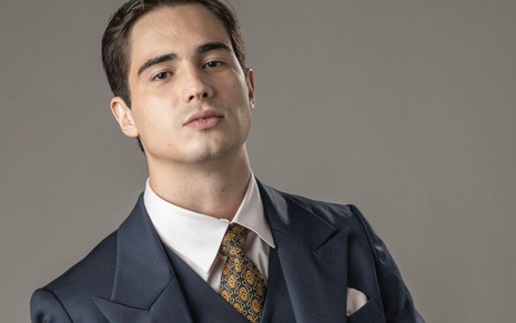 Danilo Mesquita, como seu personagem em Além da Ilusão, está posando para a foto