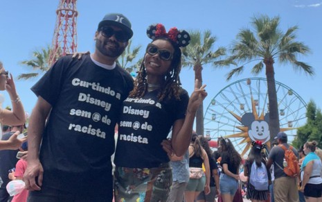 Imagem de Denis Santos (à esq.) e Thelma Assis na Disney