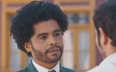 Diogo Almeida com expressão séria em cena como Orlando na novela Amor Perfeito
