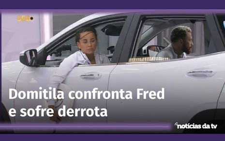 Domitila Barros no carro branco com braço para o lado de fora da janela