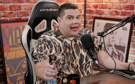 Erick Ricarte olha para a câmera durante entrevista ao Link Podcast